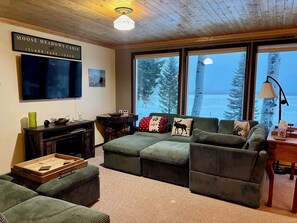TV - Moose Meadows is minutes from world class fishing and 23 miles from YNP! (Island Park)