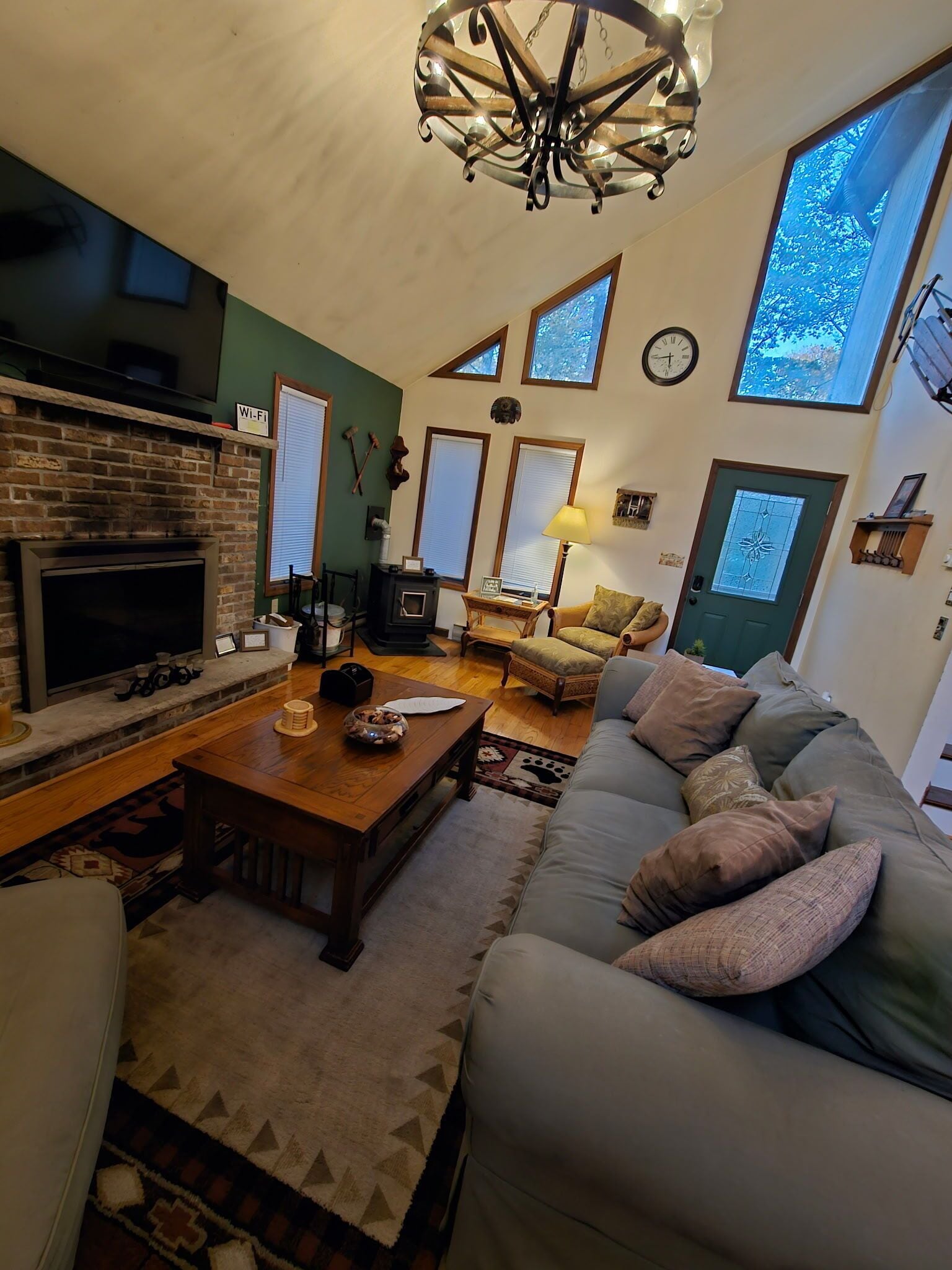 Smart TV, fireplace, DVD player, books