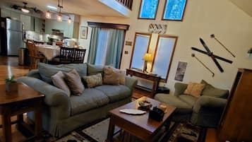 Smart TV, caminetto, lettore DVD, libri