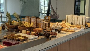A buffet with various food items and beverages. - D8 Hotel Express (Fortaleza)
