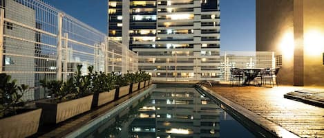 Piscina a l'aire lliure (horari: 08:00-20:00), para-sols i gandules