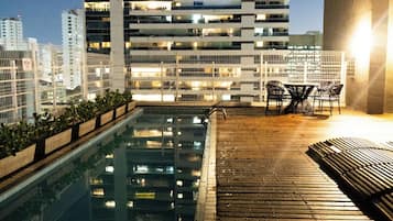 Piscina externa, funciona das 8h às 20h, guarda-sóis, espreguiçadeiras