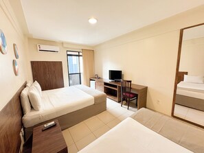 In-room safe, desk, laptop workspace, blackout drapes - D8 Hotel Express (Fortaleza)