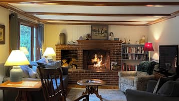 智能电视、壁炉、书