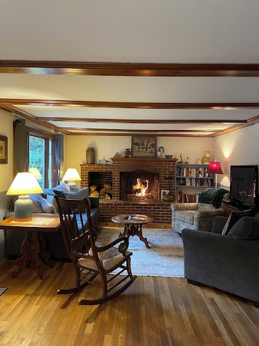 Cozy cottage with fireplace, close to North Conway and all winter activities!