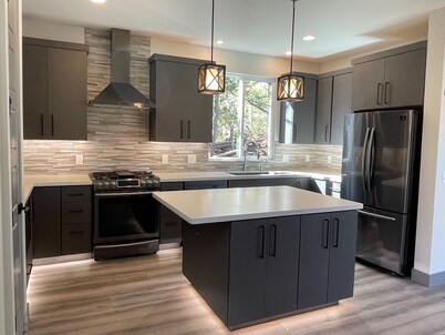 180º RED ROCK VIEWS, Walk to Town/Trails. Rooftop deck/Hot Tub/3 Elegant Suites.