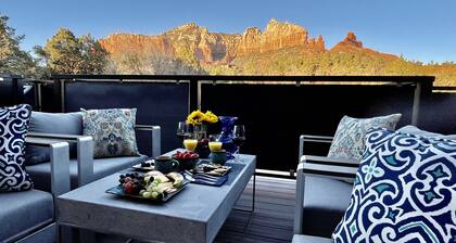 180º RED ROCK VIEWS, Walk to Town/Trails. Rooftop deck/Hot Tub/3 Elegant Suites.