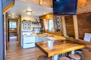 Full-sized fridge, oven, stovetop, coffee/tea maker