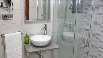 Regadera, secadora de cabello, bidet, toallas