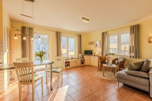 TV, books - Barrier-free vacation apartment in the seaside resort of Kölpinsee - quiet and surrounded by greenery (Loddin)