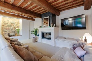 TV, fireplace - Villa Riviera: Luxury Villa with Pool and Seaview, close to Forte dei Marmi and Lucca (Pieve a Elici)