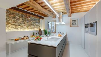 Kühlschrank, Mikrowelle, Ofen, Geschirrspüler