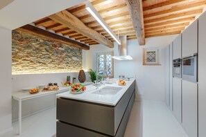 Een koelkast, een magnetron, een oven, een kookplaat