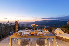 Outdoor dining - Villa Riviera: Luxury Villa with Pool and Seaview, close to Forte dei Marmi and Lucca (Pieve a Elici)