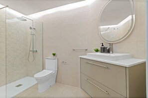 Shower, hair dryer, towels - Batllo 1 City Center (Barcelona)