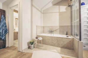 Badewanne, kostenlose Toilettenartikel, Haartrockner, Handtücher