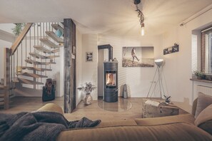 Smart TV, chimenea y tenis de mesa