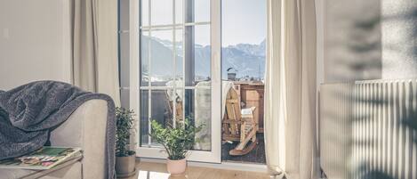 Smart-TV, Kamin, Tischtennisplatte