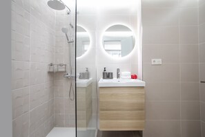Bathtub, hair dryer, towels - Batllo 5 City Center (Barcelona)