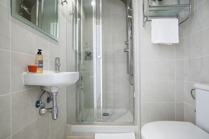 シャワー、ヘアドライヤー、タオル