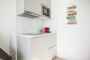 Jääkaappi, mikroaaltouuni, liesi, keittoastiat/astiat/ruokailuvälineet