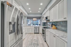 Een koelkast, een microgolfoven, een oven, een kookplaat