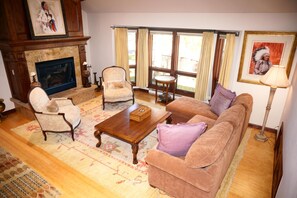 Appartement, meerdere bedden (Woodrun V Town House) | Woonkamer | Een open haard