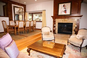 Appartement, meerdere bedden (Woodrun V Town House) | Woonkamer | Een open haard