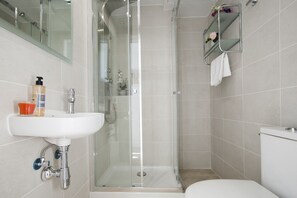 Douche, sèche-cheveux, serviettes fournies