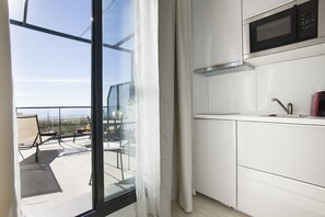 Réfrigérateur, micro-ondes, plaque de cuisson