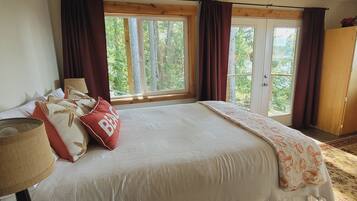 1 bedroom, desk, travel crib, free WiFi