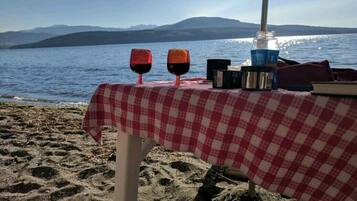 Beach nearby, sun-loungers, beach towels