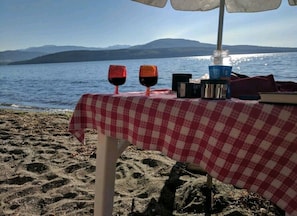 Beach nearby, sun-loungers, beach towels - Serene Sunset Suite on Historic Discovery Bay (Port Townsend)