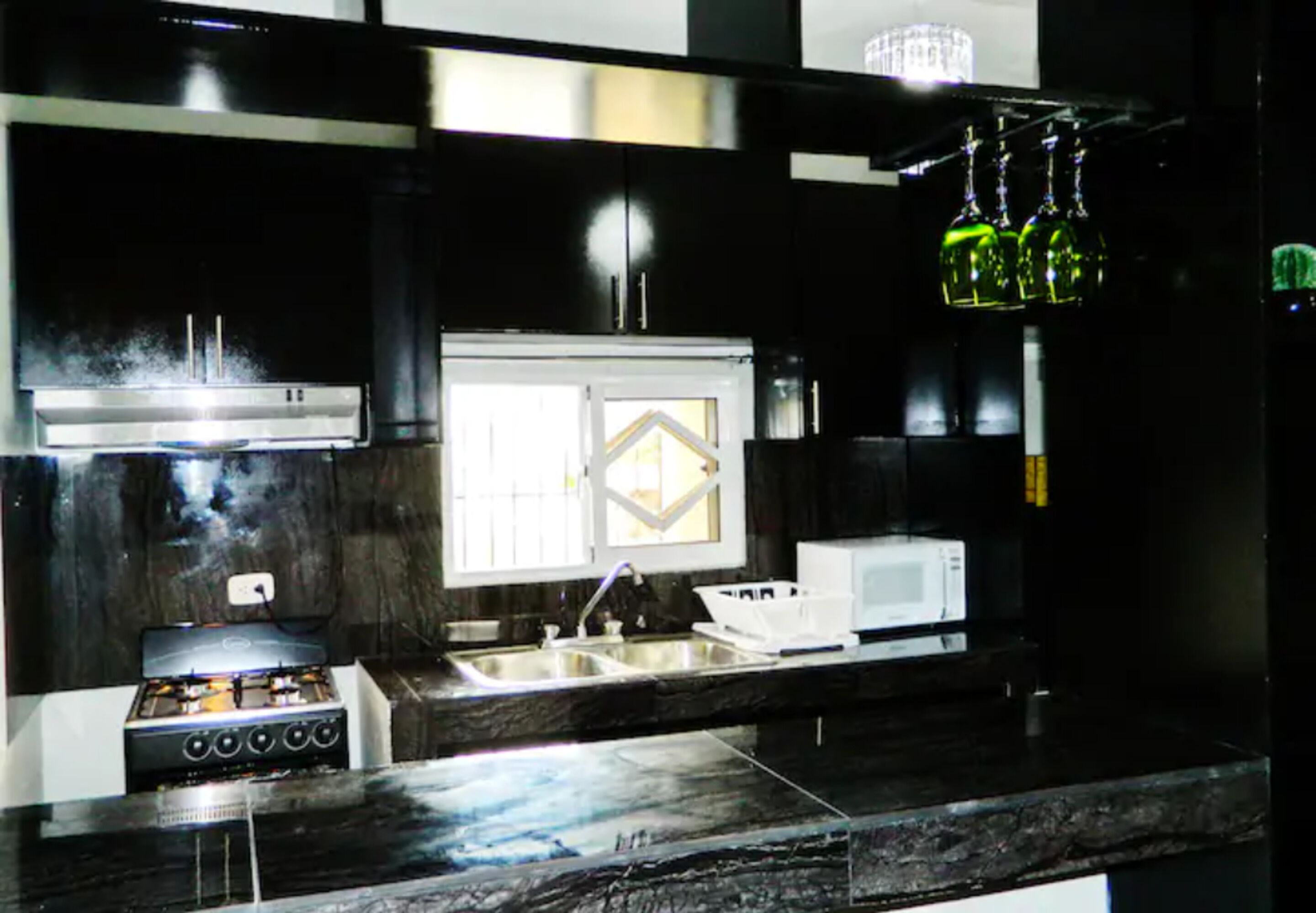 Apartemen Deluks | Dapur pribadi | Lemari es, microwave, dan peralatan masak/sendok-piring