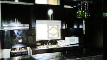 Apartemen Deluks | Dapur pribadi | Lemari es, microwave, dan peralatan masak/sendok-piring