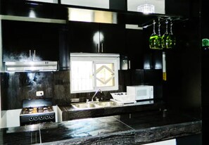 Appartement Deluxe | Cuisine privée | Réfrigérateur, micro-ondes, batterie de cuisine, vaisselle et ustensiles