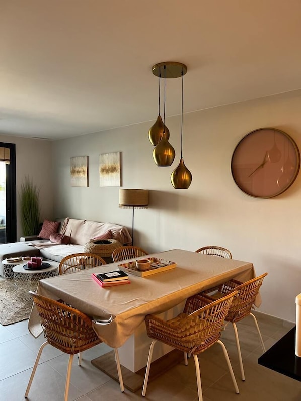 Basic Apartment | Dining room