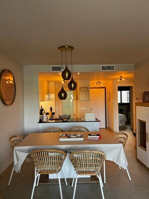 Basic Apartment | Dining room