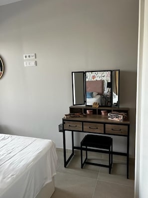 Apartamento básico | 2 quartos, individualmente decorados, individualmente mobiliados
