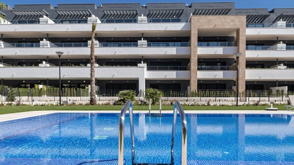 Un edificio moderno con piscina delantera.