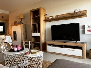 Apartamento básico | Sala de estar | TV de tela plana 40 polegadas com canais digitais, TV