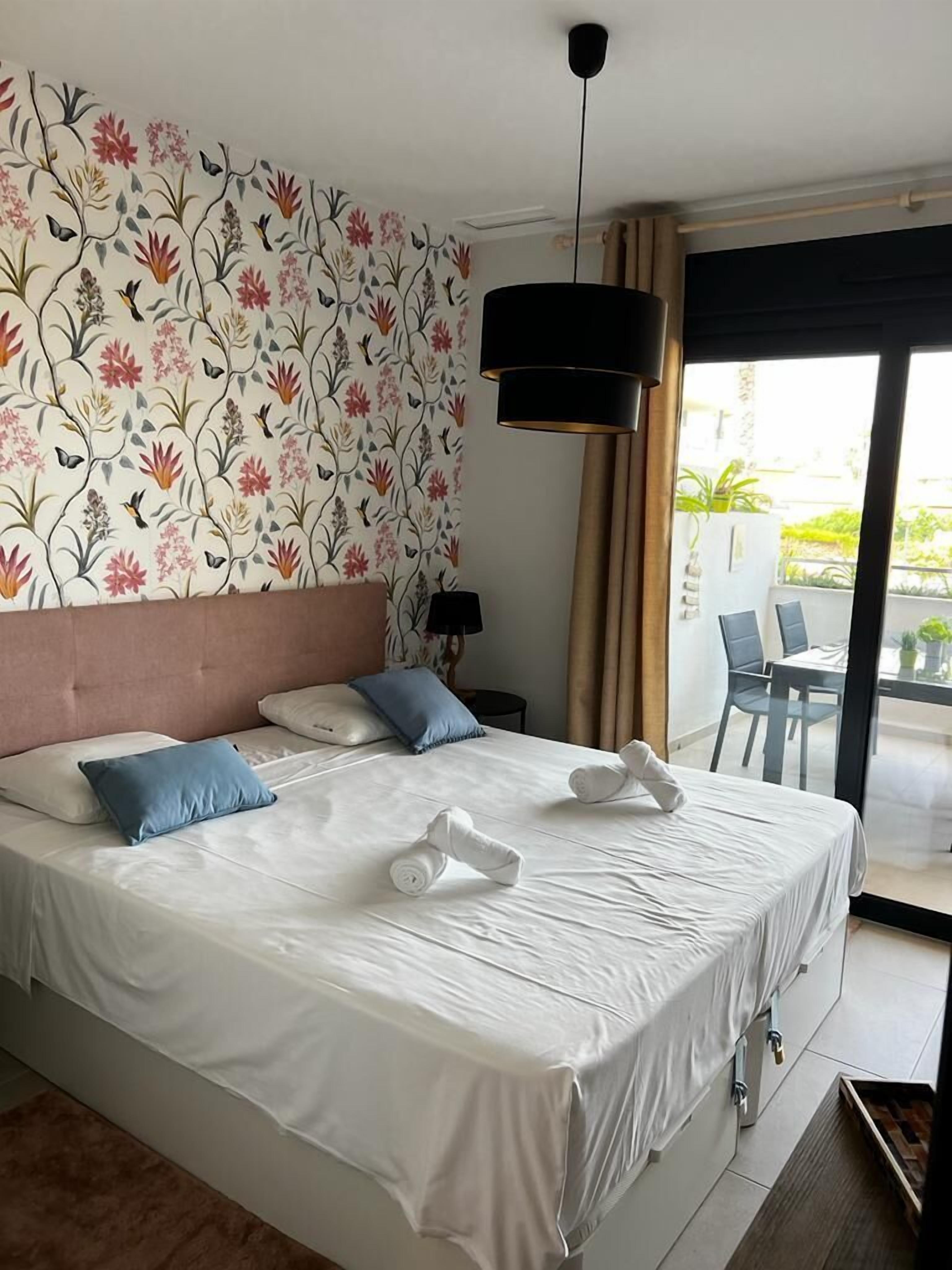 เบสิกอพาร์ทเมนท์ | 2 ห้องนอน, ห้องพักตกแต่งอย่างมีเอกลักษณ์, ตกแต่งพิเศษโดยเฉพาะ, โต๊ะทำงาน