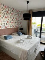 Apartamento básico | 2 dormitorios, decoración individual, mobiliario individual y escritorio