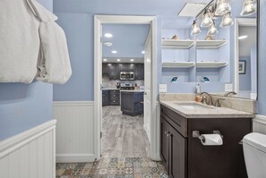 Une salle de bain avec un lavabo, des toilettes et un miroir.