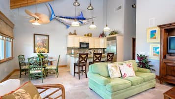 Habitación, varias camas, alberca privada, vista al jardín | Sala de estar | Televisión