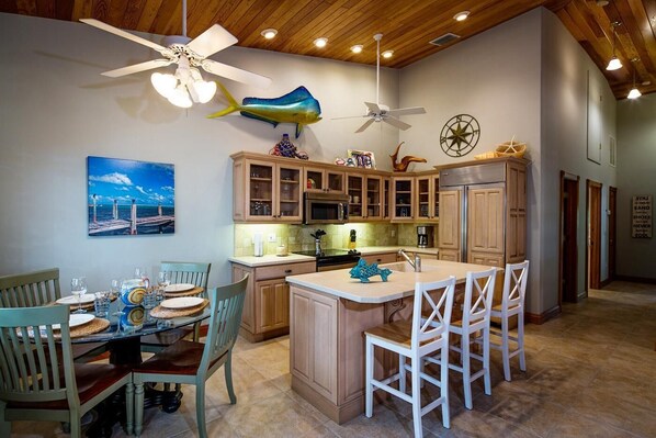 Chambre, Plusieurs lits, piscine privée, vue sur le jardin | Cuisine privée | Réfrigérateur, four à micro-ondes, surface de cuisson, lave-vaisselle