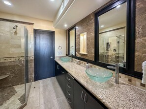 Dusche, Haartrockner, Handtücher