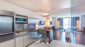 Een magnetron, een vaatwasser, een koffiezetapparaat/waterkoker