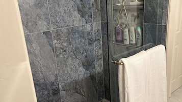 Ensemble douche/baignoire, sèche-cheveux, serviettes fournies, savon