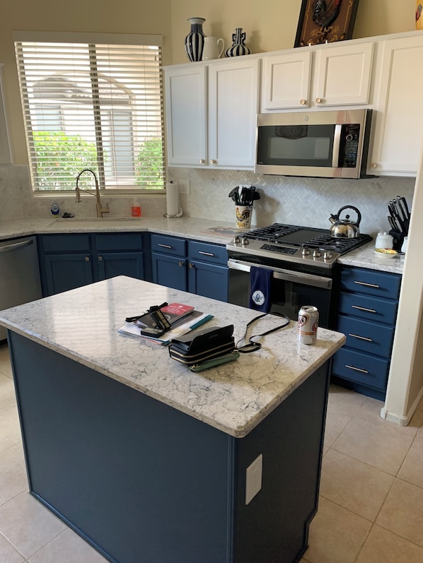 Fridge, microwave, oven, stovetop - VACATION PARADISE!!! (Tucson)